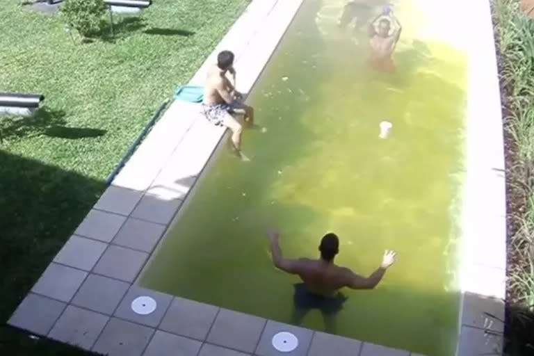 Concorrentes do Big Brother nadam em piscina suja