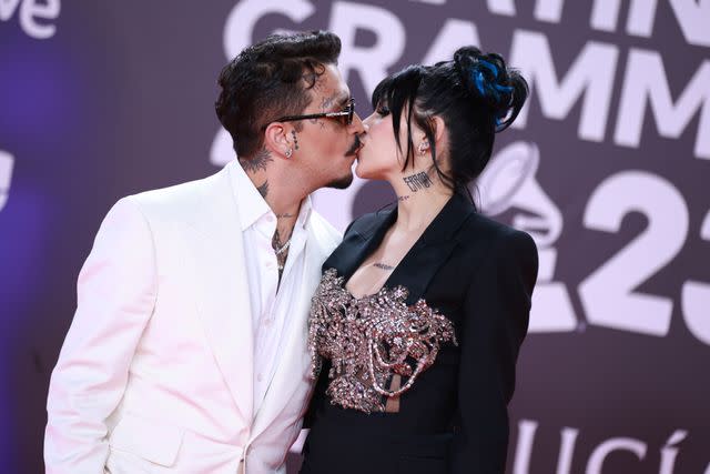 <p>Patricia J. Garcinuno/WireImage)</p> Christian Nodal y Cazzu se besa en los Latin Grammy.