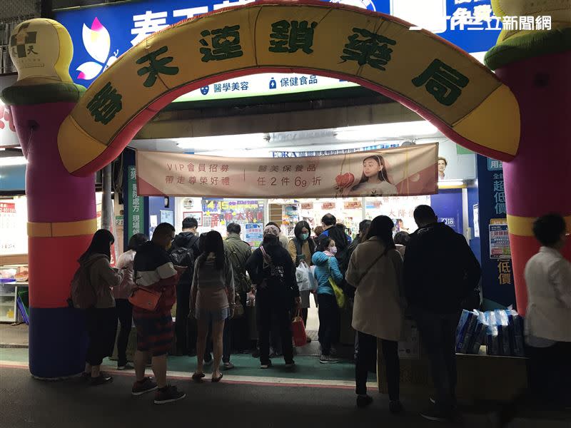 台北市錦州街的藥局，醫療口罩降價每盒99元，民眾搶爆。（圖／讀者提供）
