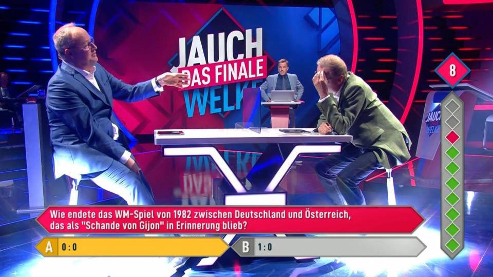 Günther Jauch (rechts) konnte es selbst nicht fassen: Ausgerechnet bei einer Fußabllfrage blamierte er sich bis auf die Knochen. (Bild: RTL)