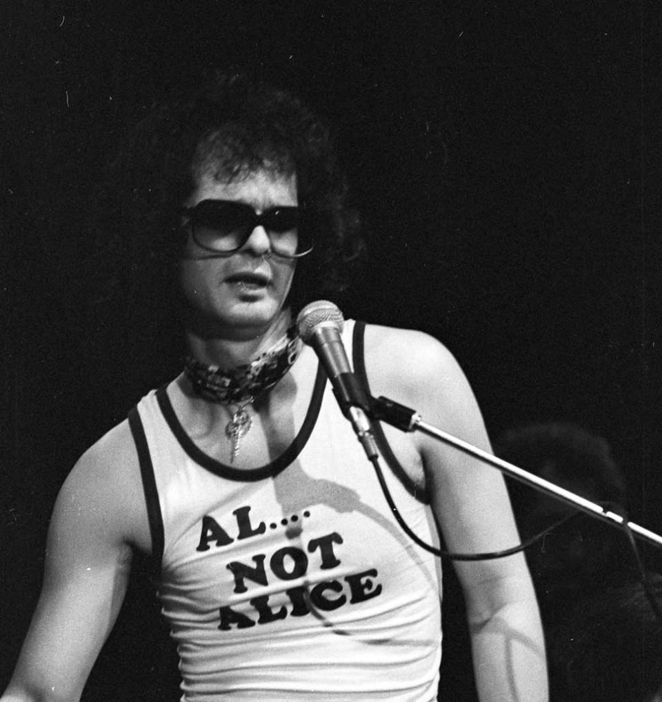 Al Kooper onstage wearing an 