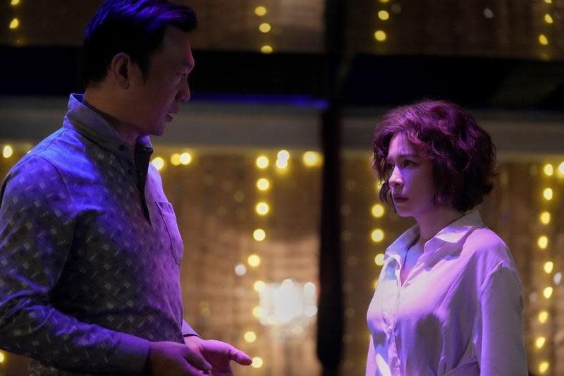 黃信堯（左）在《初戀慢半拍》中飾演鋼琴酒吧客人，主動邀徐若瑄（右）在舞池共舞卻別有目的。（甲上提供）  