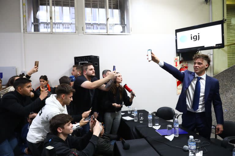 Santiago Maratea, durante la conferencia de prensa en la Inspección General de Justicia, que avaló la colecta que realiza para aliviar las deudas del Rojo