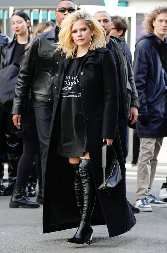 Avril Lavigne reaparece en París con nueva imagen