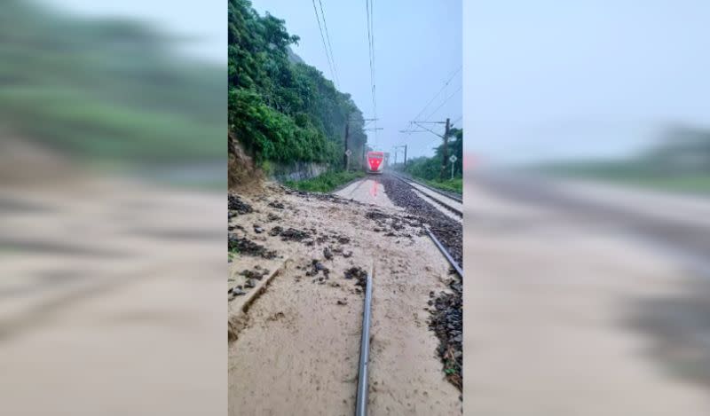 ▲宜蘭豪雨導致鐵軌淹水、單線列車停駛。（圖／台鐵提供）