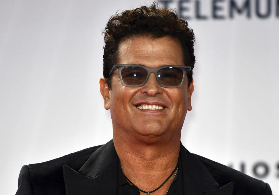 Carlos Vives llega a la ceremonia de los Premios Billboard de la Música Latina el miércoles 21 de octubre del 2020 en el BB&T Center en Sunrise, Florida. (Jim Rassol/Invision/AP)