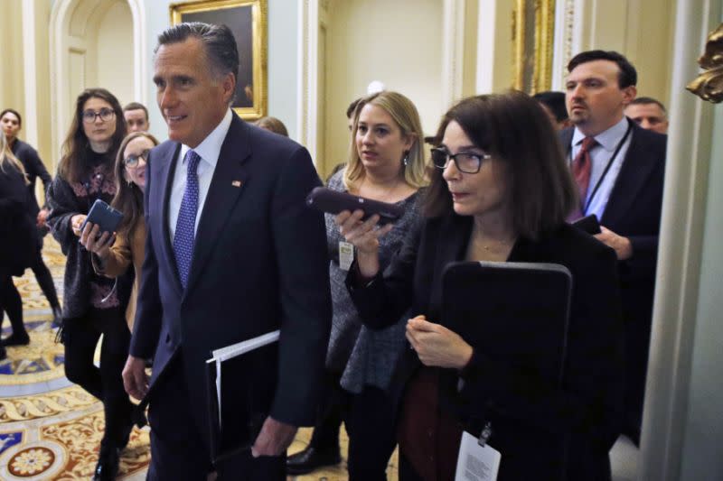 El senador Mitt Romney, republicano de Utah, se dirige a una cena republicana fuera de la cámara del Senado antes del inicio del impeachment del presidente Donald Trump en el Capitolio de los Estados Unidos el viernes 31 de enero de 2020, en Washington, mientras los senadores continúan el impeachment contra el presidente Donald Trump. (Foto AP/Steve Helber)