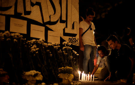 People light candles while paying tribute to victims of the shooting in the Raul Brasil school in Suzano, Sao Paulo state, Brazil March 13, 2019. REUTERS/Ueslei Marcelino