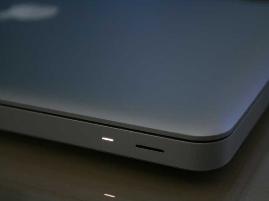 Apple MacBook Pro Sleep Light