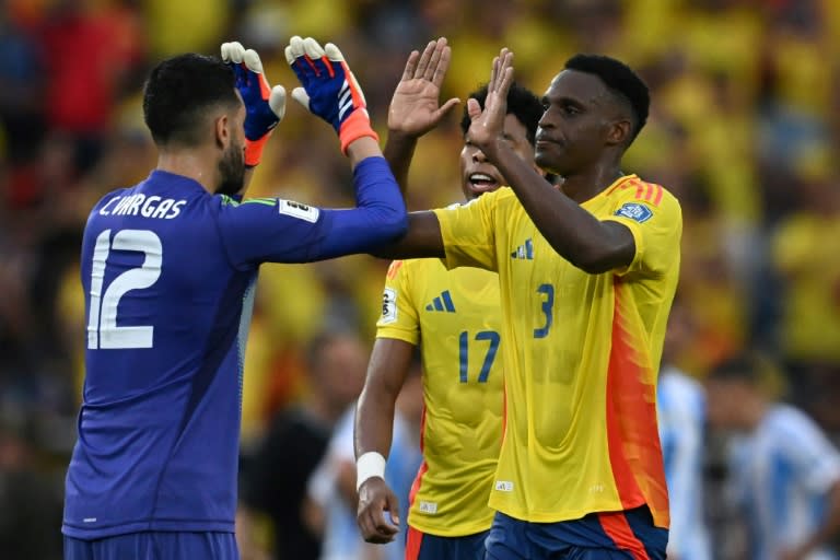 El portero de Colombia Camilo Vargas (izq.), el defensa Jhon Lucumi (der.) y el defensa Johan Mojica celebran su victoria al final del partido de fútbol de las eliminatorias sudamericanas de la Copa Mundial de la FIFA 2026 entre Colombia y Argentina, en el estadio Metropolitano Roberto Meléndez en Barranquilla, Colombia, el 10 de septiembre de 2024. (RAUL ARBOLEDA)