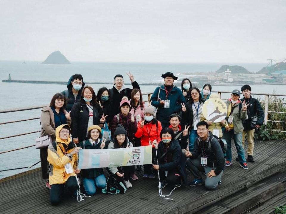 【戀戀山海有感青旅行】北海岸路線由青年團隊引路，認識基隆發展歷史。（圖/記者黃溎芬翻攝）