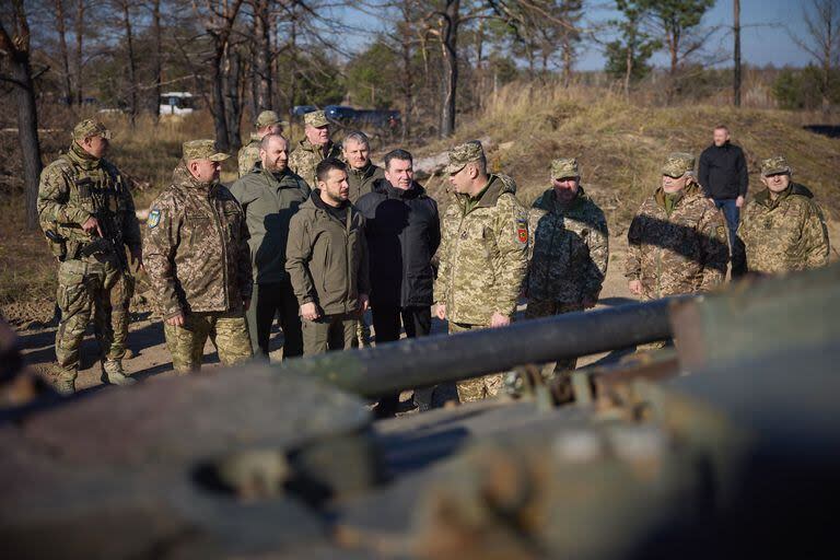 El presidente de Ucrania, Volodimir Zelensky, visita un centro de entrenamiento con motivo del Día de las 