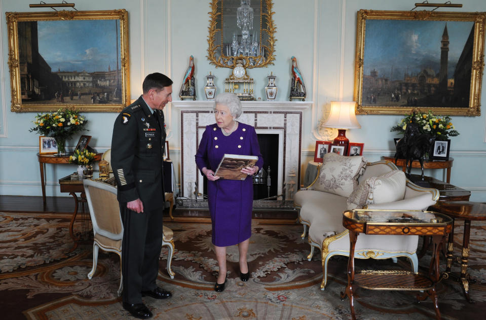 Britain's Queen Elizabeth greets U.S. General David Petraeus, Commander of the NATO International Security Assistance Force and U.S. Forces Afghanistan, at Buckingham Palace, in central London March 22, 2011. REUTERS/Stefan Rousseau/Pool