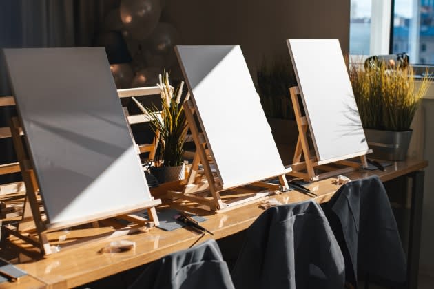 Is there a collapsible easel? SoHo Aluminum Studio Easel 