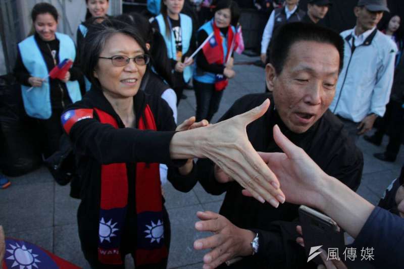 選前黃金週末，國民黨9日下午在台北舉辦「為台灣安定而走 你，就是力量」大遊行，遊行隊伍分成愛、希望、團結等三條路線，最終在自由廣場會合造勢。周美青。（葉信菉攝）