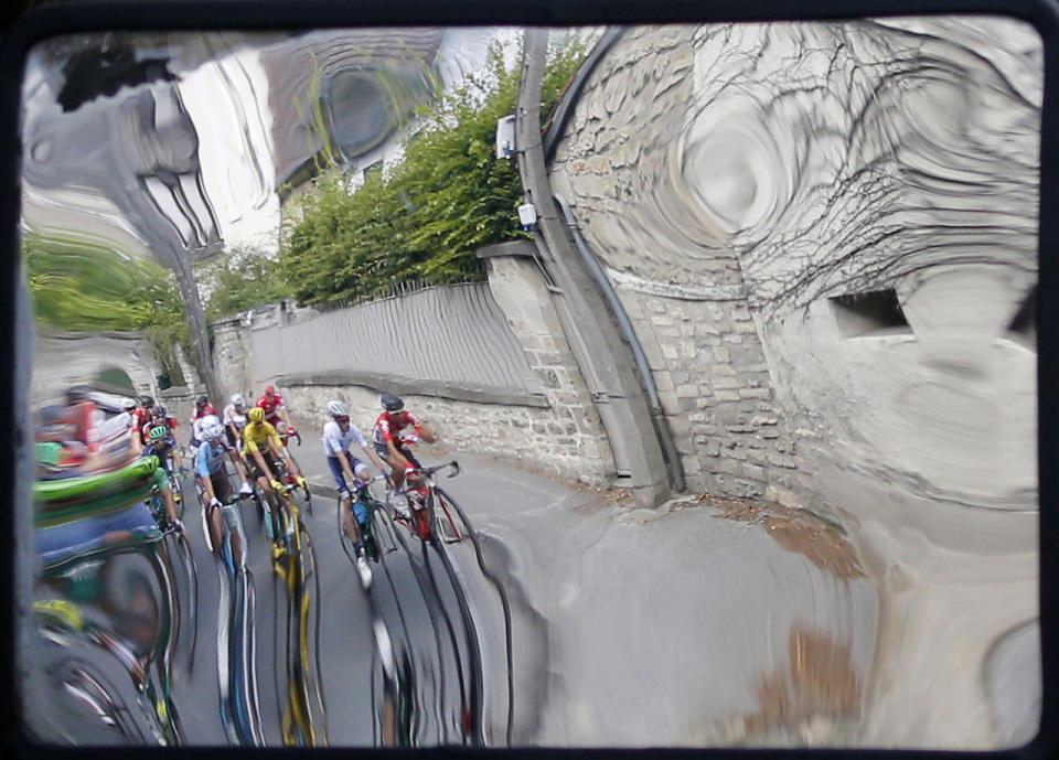 <p>The pack with Britain’s Chris Froome, wearing the overall leader’s yellow jersey, is reflected in a roadside mirror during the twenty-first stage of the Tour de France cycling race over 113 kilometers (70.2 miles) with start in Chantilly and finish in Paris, France, July 24, 2016. (Photo: Christophe Ena/AP)</p>