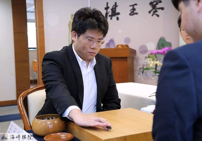 清華大學畢業的職業圍棋好手王元均睽違2年再奪棋王賽冠軍，重返台灣圍棋第一人寶座。（photo by 海峰棋院）