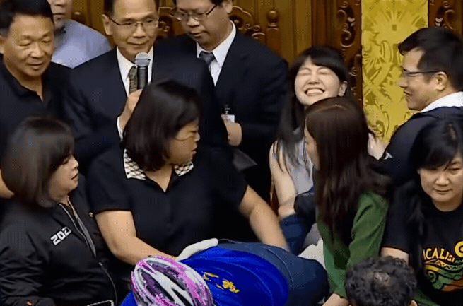 國民黨只剩下女將陳玉珍死守主席台，不過她一雙腳不時往後亂踢，高嘉瑜只好緊抓防止傷人到其他人。