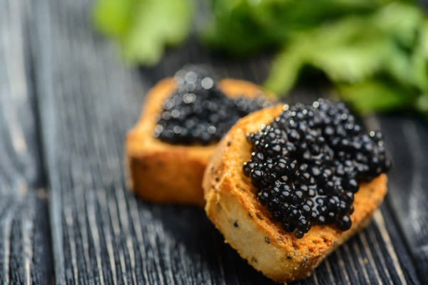 El caviar de beluga fue prohibido en EEUU por estar en peligro de extinción. Foto: Olegk1986/Getty Images