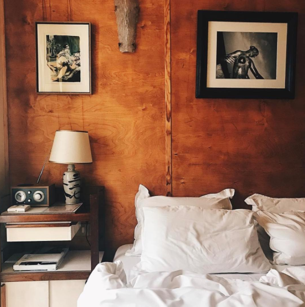 <p>Zur Einrichtung des Hotels zählen zwei Hermès-Schreibmaschinen, Stühle von Josef Hoffman und Fotos von Guy Bourdin, Helmut Newton und Carlotta Kohl.<br> Bild: Instagram/hotelamourgrandamour </p>