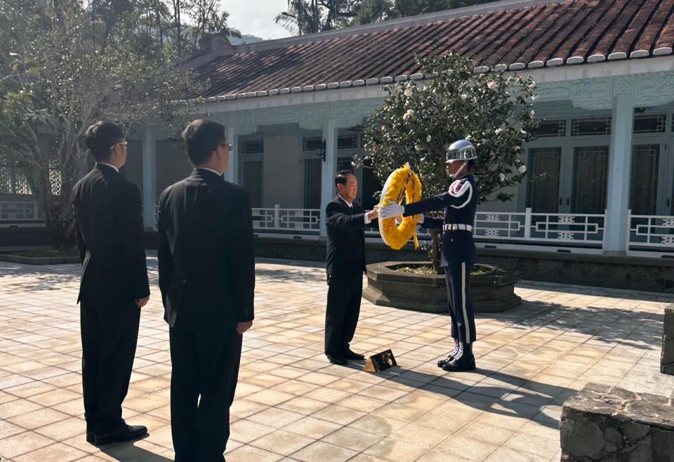 親民黨主席宋楚瑜今赴大溪頭寮謁陵，感念蔣經國的照顧與栽培。（親民黨辦公室提供）