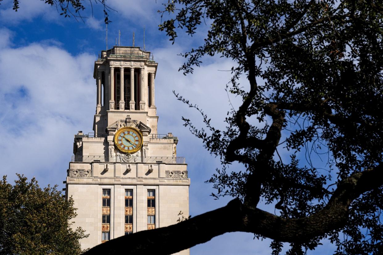 The University of Texas Tower on the first day of the spring semester, Jan. 9. UT researchers received a $1.5 million grant from the National Institutes of Health to create technology to study how cells interact with each other to aid in creating therapies for viruses.