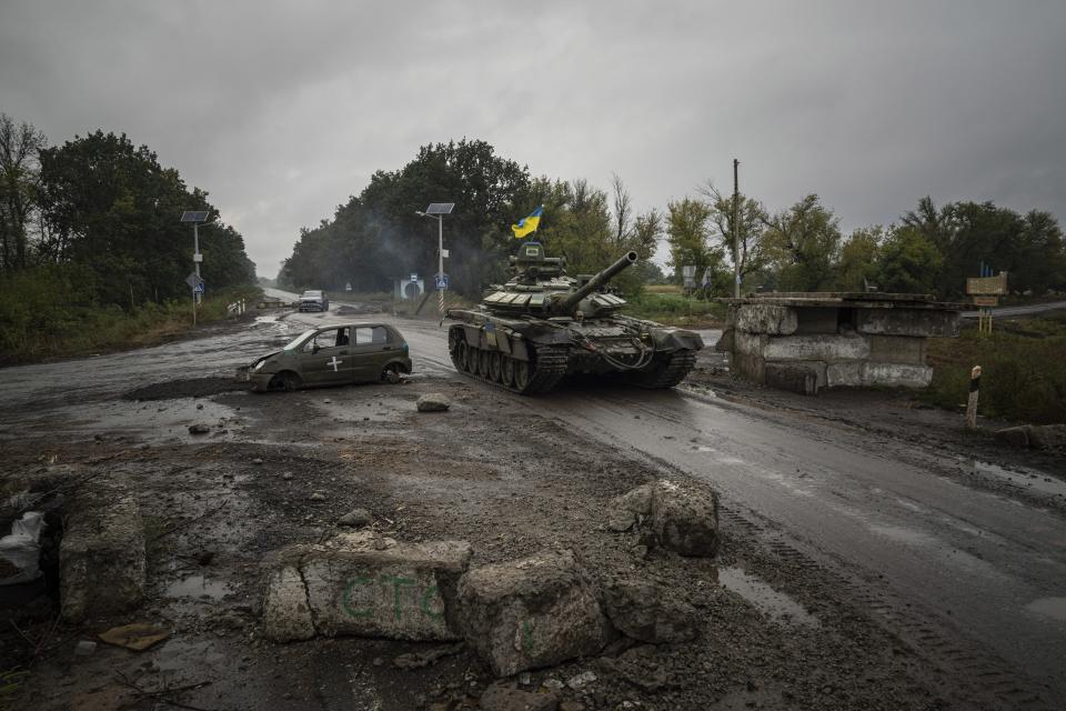 FILE - Un tanque ucraniano pasa junto a un antiguo control de carretera ruso en la recién recuperada región de Izium, Ucrania, el 16 de septiembre de 2022. (AP foto/Evgeniy Maloletka, Archivo)