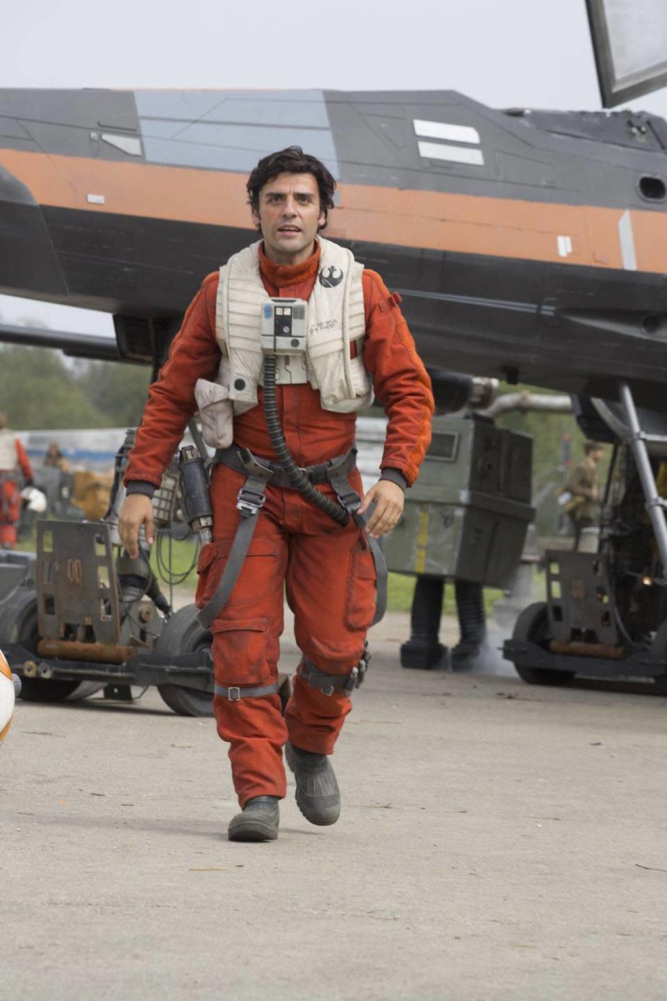 El apellido de Poe Dameron (Oscar Isaac), un piloto de Ala-X, lo cogió prestado de su asistente (Morgan Dameron), mientras que el nombre se le ocurrió al acordarse de un peluche al que su hija llama Po.