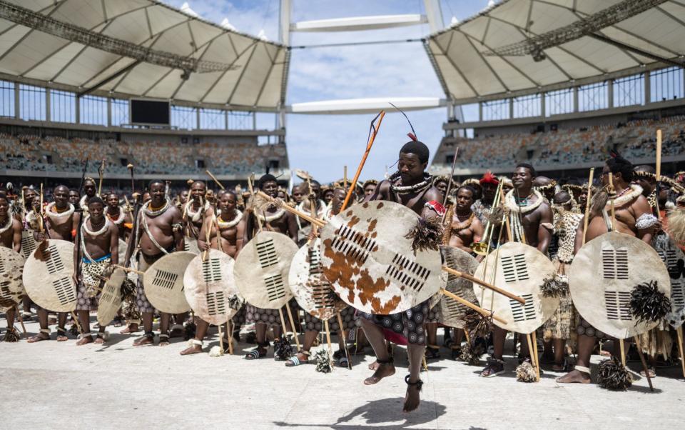 Regimientos de guerreros zulúes con trajes tradicionales que portan palos y escudos de piel de vaca celebraron al nuevo rey - Marco Longari/AFP
