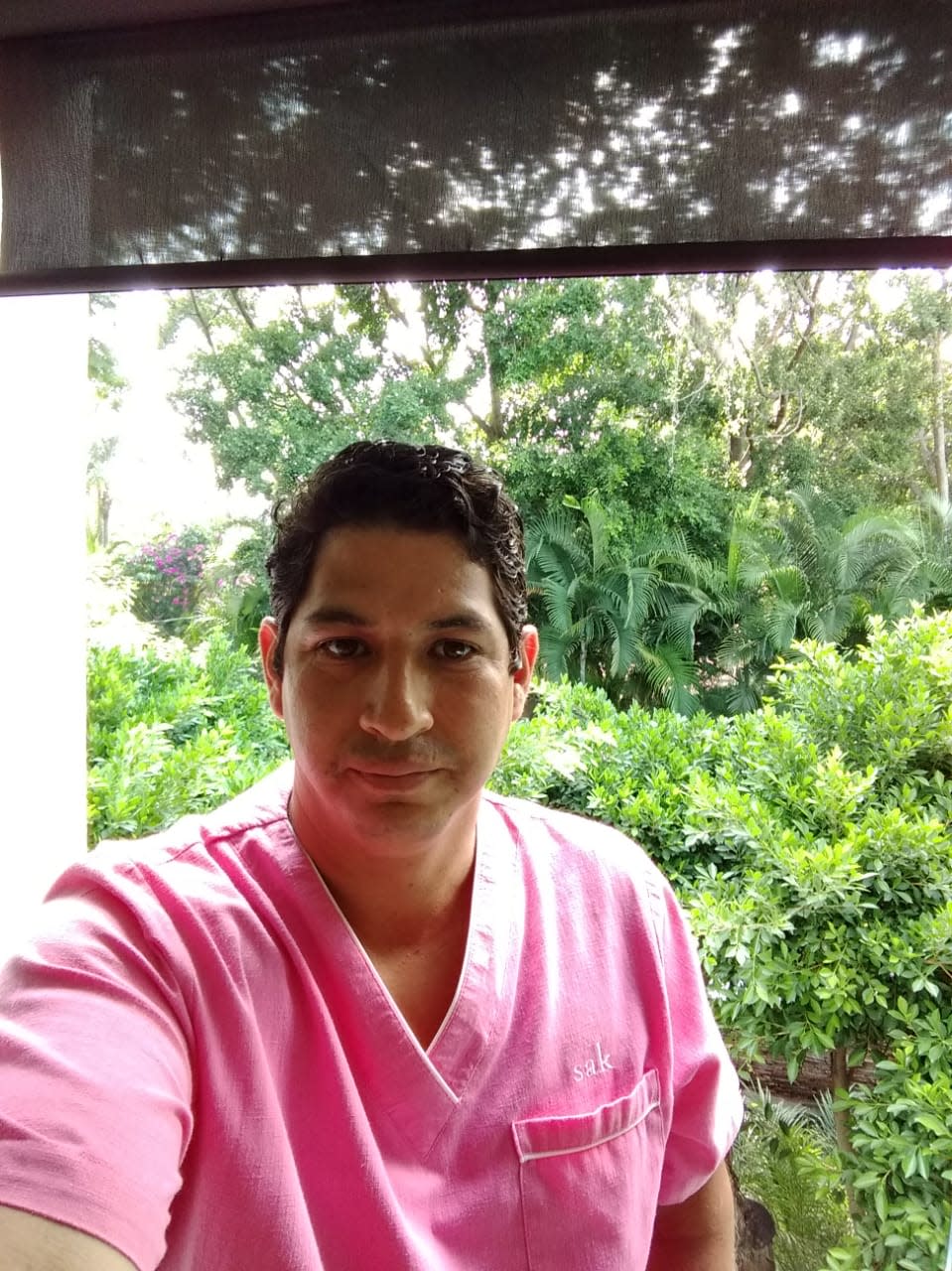 <p>Christian revisa constantemente su salud bucal, ya que para él es esencial tener una buena sonrisa sobre todo cuando él se dedica a formar una. Su dentista se encuentra en el<a rel="nofollow noopener" href="http://www.sak-dental.com" target="_blank" data-ylk="slk:corporativo;elm:context_link;itc:0;sec:content-canvas" class="link "> corporativo</a> donde él trabaja./ Foto Cortesía: Christian Sosa </p>