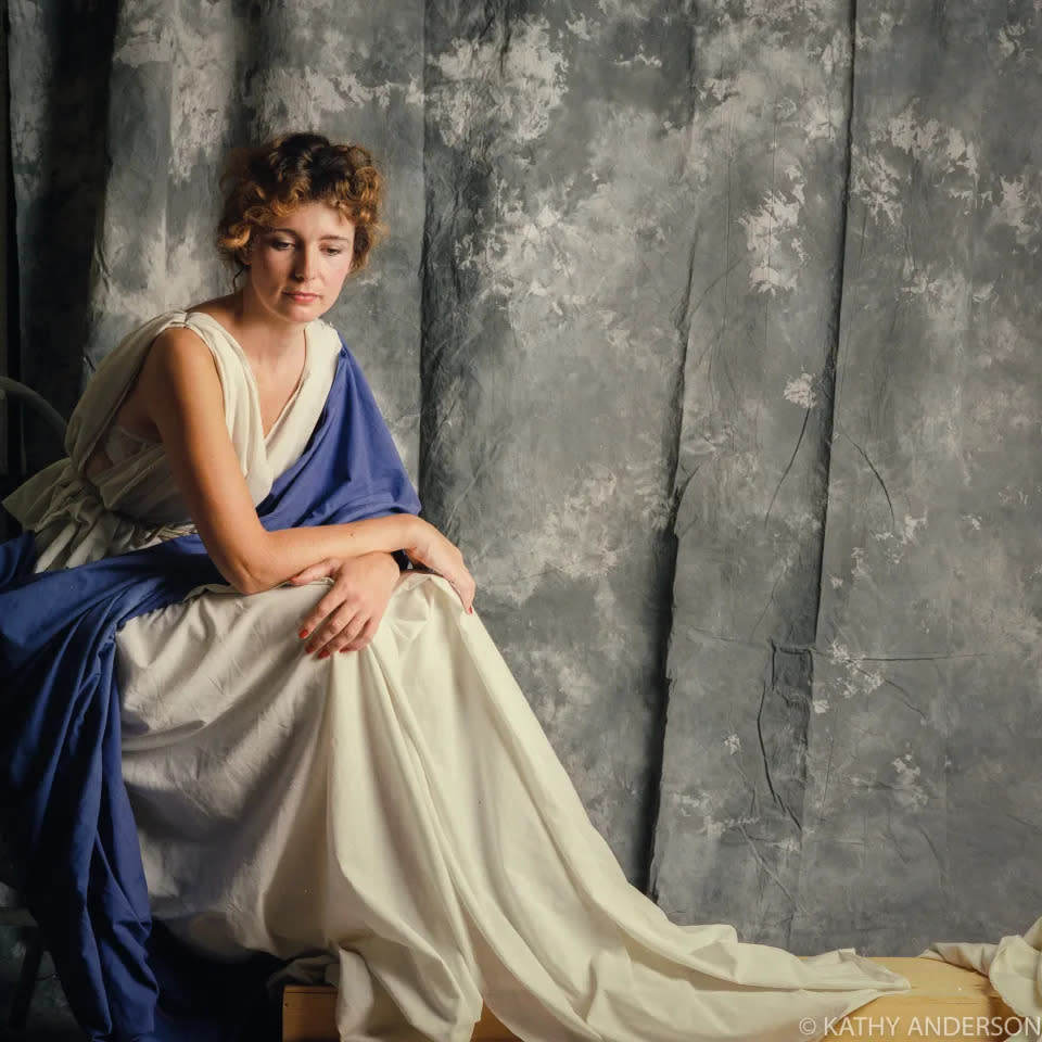 Ein Bild von Jenny Joseph, die für ein Referenzfoto posiert, das der Künstler Michael Deas als Grundlage für das Logo von Columbia Pictures verwendete, aufgenommen in der Wohnung der Fotografin Kathy Anderson in New Orleans. (Credit: Kathy Anderson)