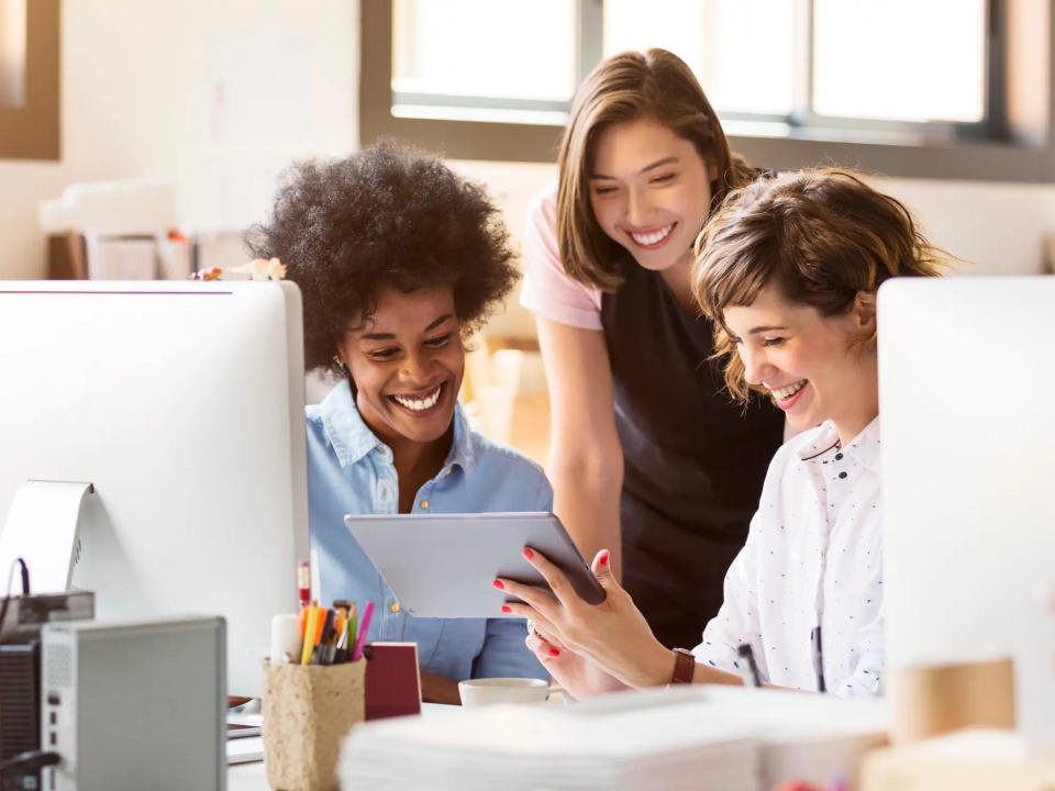 Um Freude an der Arbeit zu finden, raten Experten und "stille Kündiger", euren Zeitplan zu überarbeiten und mit eurem Vorgesetzten zu sprechen. - Copyright: Morsa Images/Getty Images