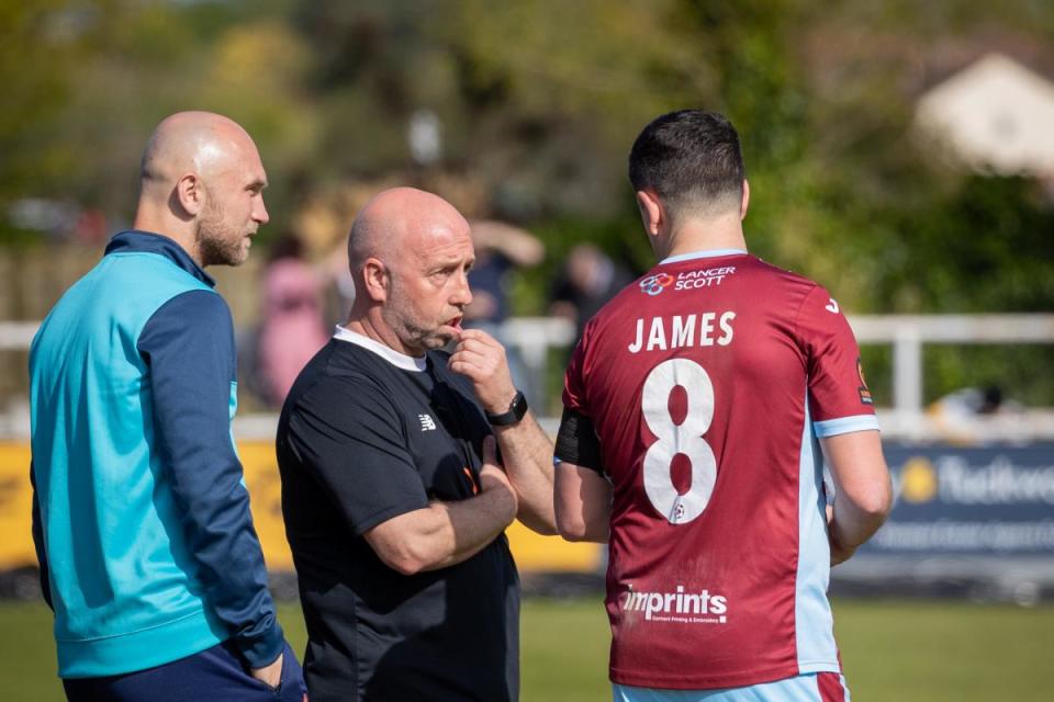 Rob Dray discussing tactics <i>(Image: Debbie Gould)</i>