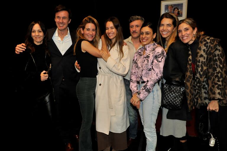 Puli Demaría posó con Pampita, Roberto García Moritán, el resto del elenco de la obra, luego de la función y con varias amigas que fueron a ver el reestreno