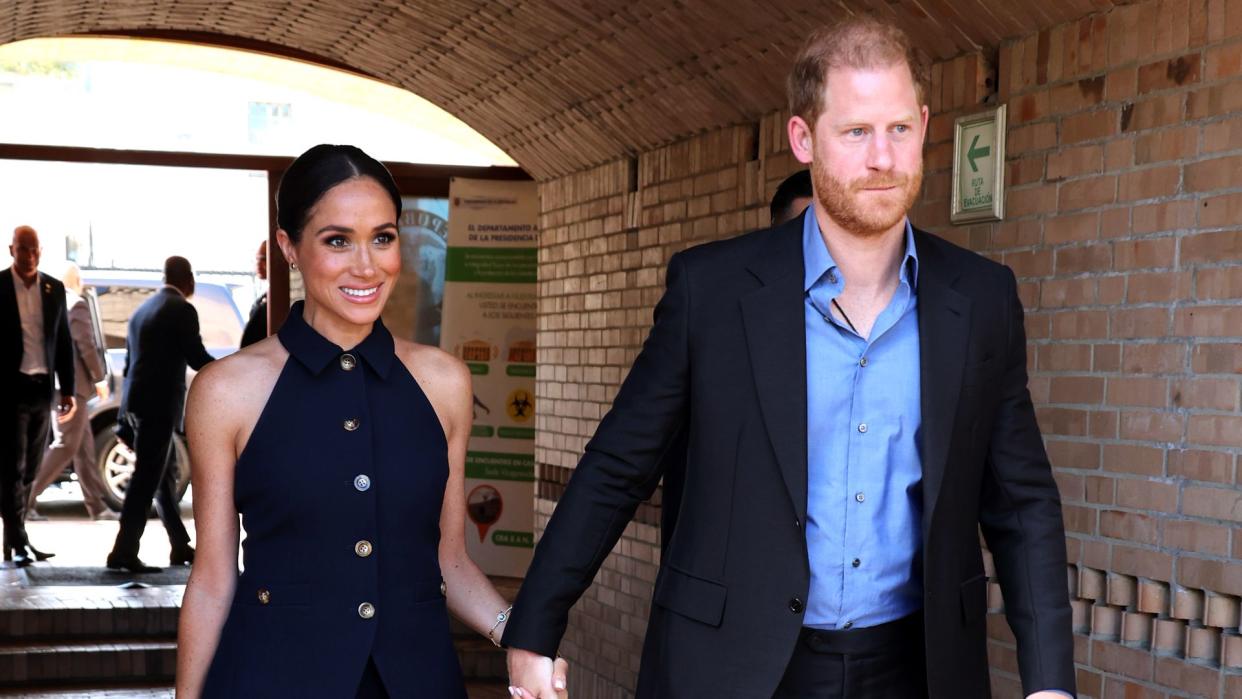 Harry and Meghan arrive at school in Colombia