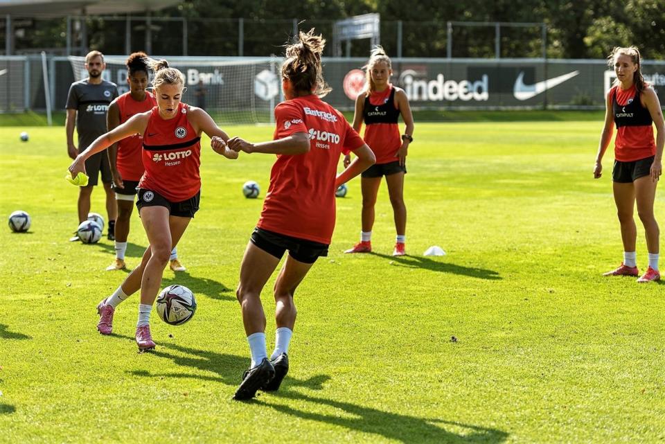 Erstliga-Fußballerinnen von Eintracht-Frankfurt beim Training: Nur wenige Spielerinnen der höchsten deutschen Spielklasse können allein von ihrem Sport leben. Dagegen schwelgen ihre männlichen Kollegen bis in dritte und vierte Ligen im Luxus. Ist so etwas noch zeitgemäß? Was könnte mehr Geschlechtergerechtigkeit dem Fußball bringen? (Bild: ZDF /  Heinrich Voelkel)