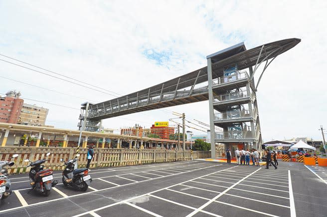 大甲火車站人行跨越橋暨甲后停車場24日啟用，民眾進出前後站將更便利。（陳淑娥攝）