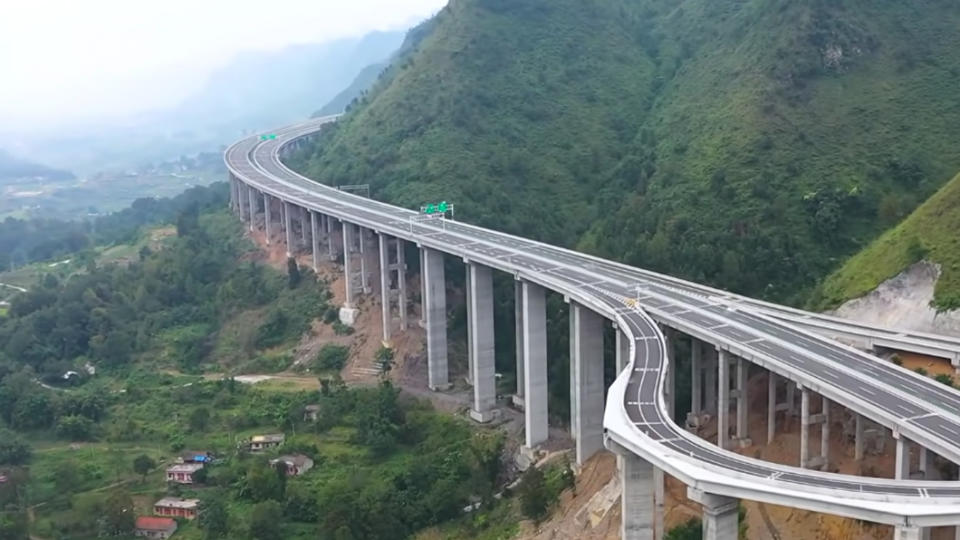 中國大陸貴州高速公路動輒上百公尺的高度，讓一名貨車司機嚇到懼高症發作。（圖片來源/ 截自YT影片）