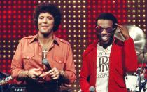 Heute hört man seine Hits nur noch selten im Radio, in den 60-ern und 70-ern war er aber eine richtig große Nummer in der Funk- und Soul-Szene: Sly Stone, Frontmann von Sly & The Family Stone (rechts) und Tom Jones 1976 bei einem gemeinsamen Auftritt in der TV-Show "The Midnight Special". (Bild: Michael Ochs Archives/Getty Images)