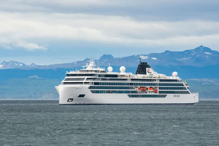 El Viking Polaris anclado en aguas del Océano Atlántico en Ushuaia, al sur de Argentina, el 1 de diciembre de 2022. Una persona murió y otros cuatro pasajeros resultaron heridos cuando una ola gigante rompió varios paneles de vidrio en un crucero que navegaba por aguas antárticas durante una tormenta, el 29 de noviembre.
