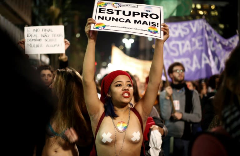 Una activista protesta contra la violación de una niña de 16 años, el 8 de junio de 2016 en Sao Paulo (Miguel Schincariol)