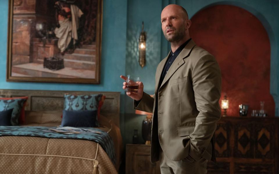 Fortune, Orson Fortune: Jason Statham spielt in der Actionkomödie "Operation Fortune" einen Agenten, der es zumindest im Nahmampf locker mit James Bond aufnehmen könnte.  (Bild: Leonine)