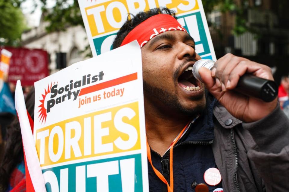 Un manifestante contra el Partido Conservador en Londres