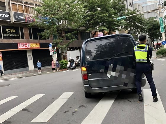 雙警徒步推車百公尺　保大暖警交通急救援