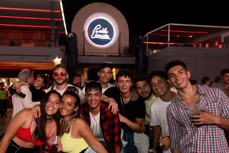 Un grupo de chicos y chicas de Mendoza posa para la foto en la pista central de Pueblo Límite