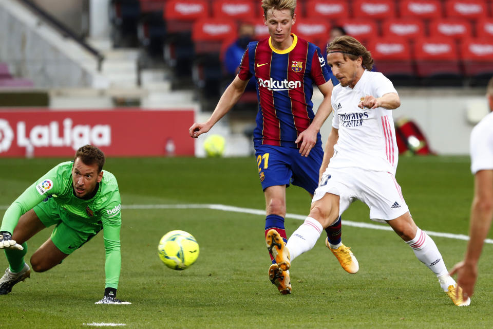 Luka Modric del Real Madrid anota el tercer gol en la victoria 3-1 ante el Barcelona en el partido por La Liga de España, el sábado 24 de octubre de 2020. (AP Foto/Joan Monfort)