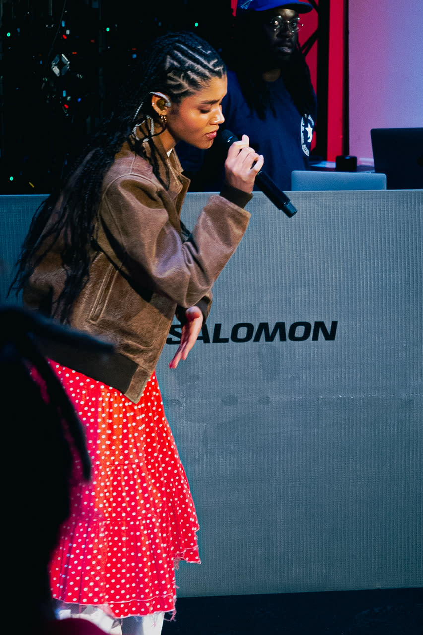 ama lou music artist girl singing salomon paris event crowd