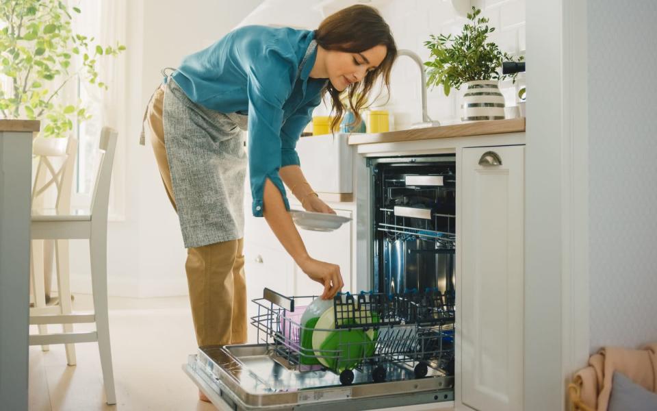 <p>Einräumen, anschalten, ausräumen, fertig! So ein Geschirrspülautomat macht den Alltag einfacher, indem er uns viel Zeit beim Abwasch von verschmutztem Küchenkram erspart. Theoretisch kann uns der hilfreiche Automat sogar noch mehr Putztätigkeiten abnehmen. Seine Fähigkeiten reichen weit über die Küche hinaus ... (Bild: iStock/gorodenkoff)</p> 