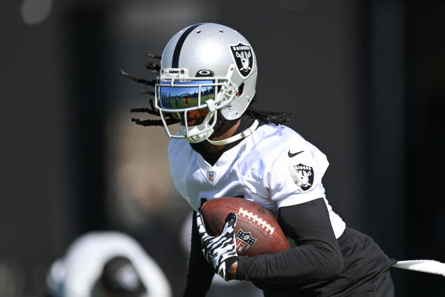 Raiders WR Davante Adams leaves Friday practice with leg injury