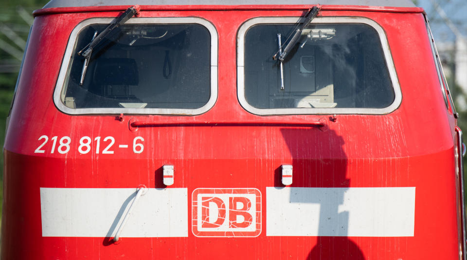 Lokführer der Deutschen Bahn werden tariflich bezahlt (Bild: Julian Stratenschulte/dpa)